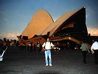 �[���̃I�y���n�E�X�̑O��